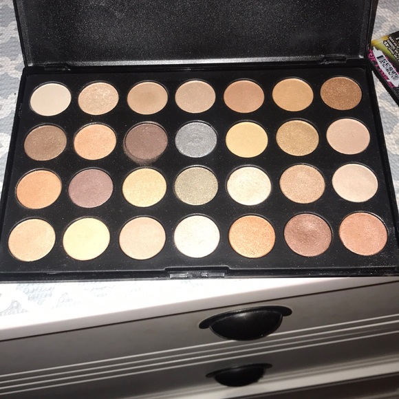 Max studio barely nude eyeshadow pallete - Picture 2 of 2